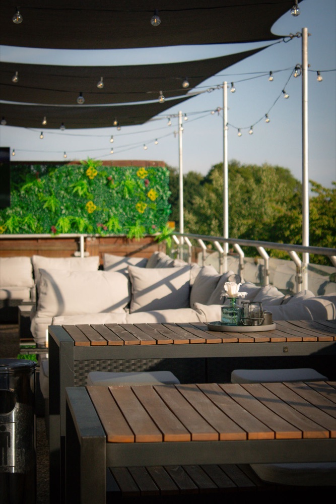 Lounge-Sitzbereich auf der Panorama-Terrasse der View Lounge bei Abendlicht