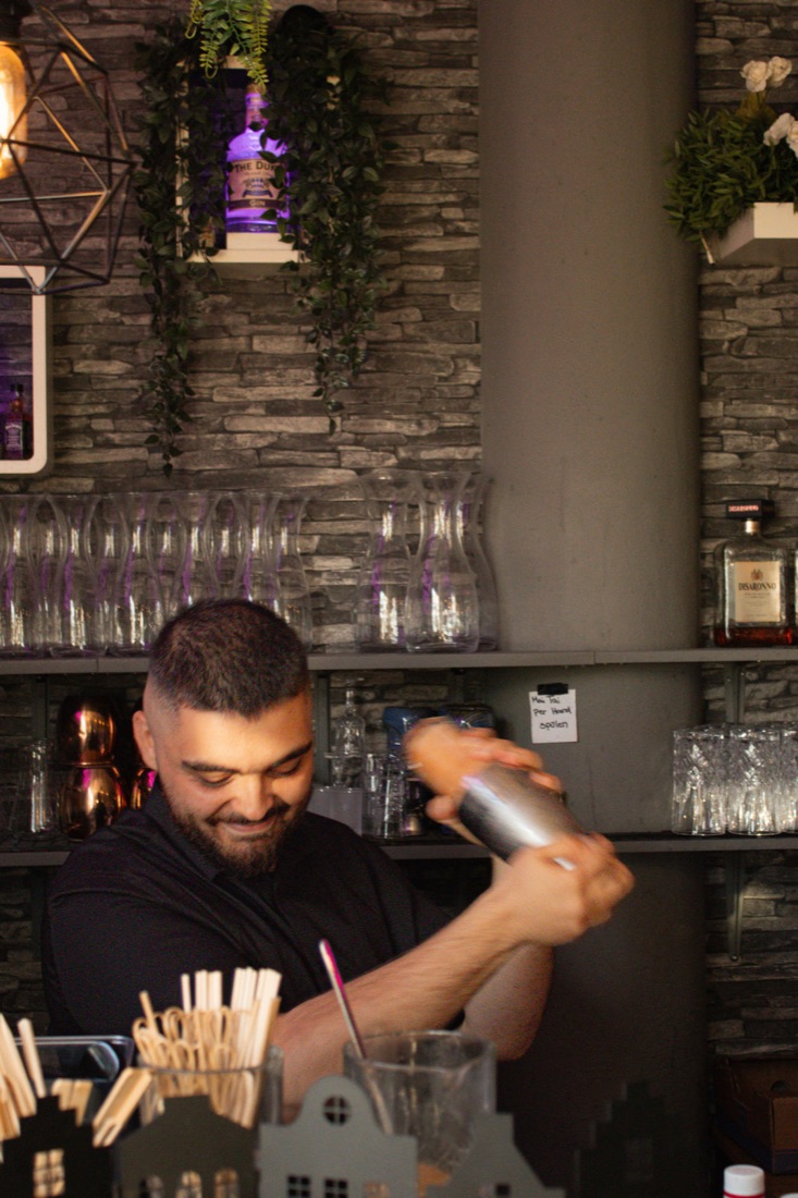 Barkeeper der View Lounge mixt einen Cocktail
