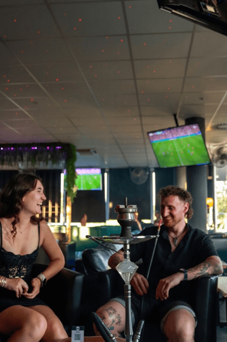Gäste genießen Shisha in der View Lounge